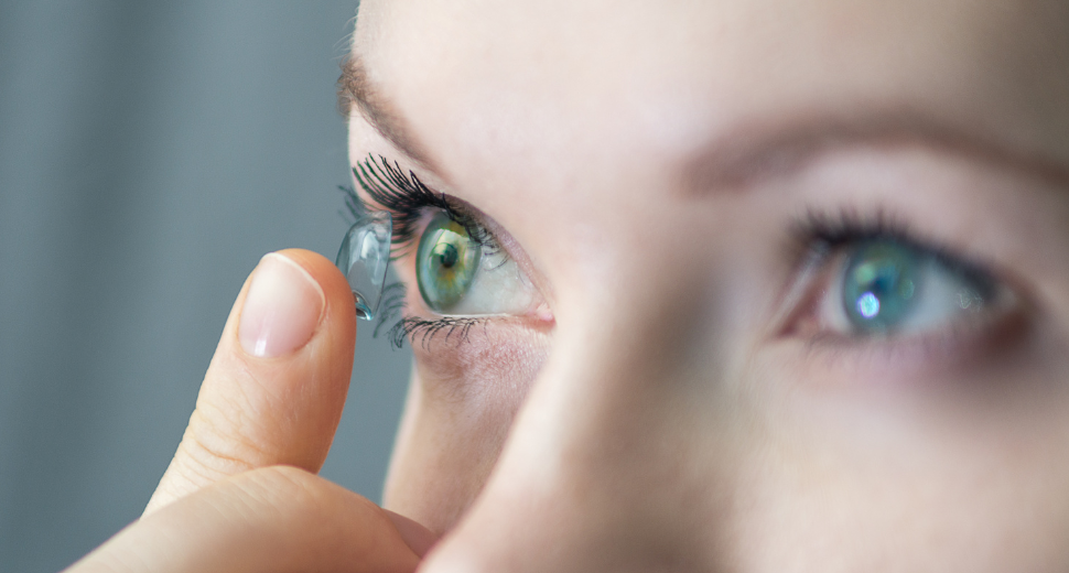 How to Insert and Remove Contact Lenses Safely